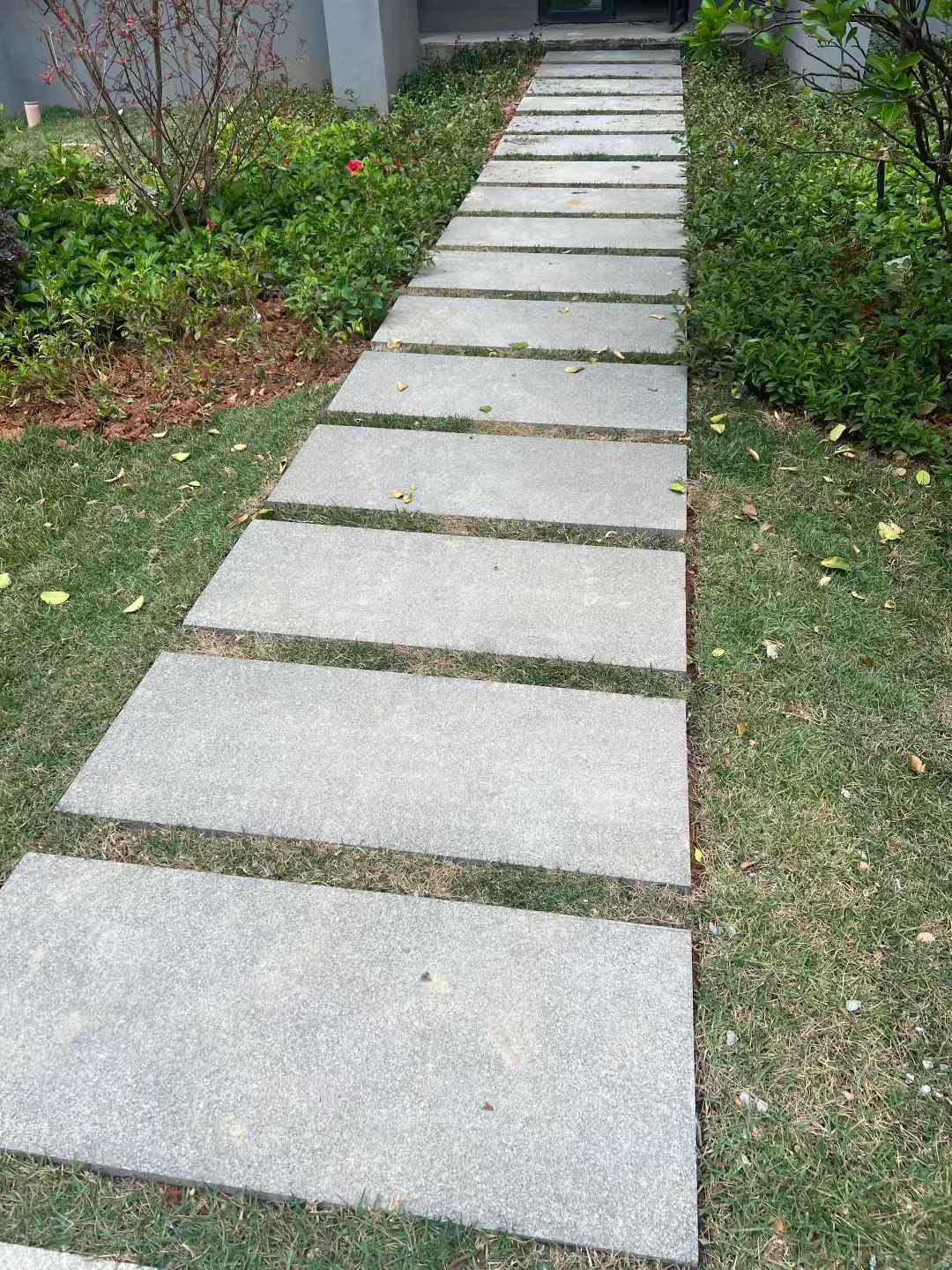 林芝 芝麻黑小区踏步、汀步石铺装效果